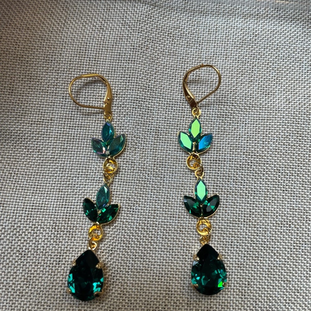Pair of gold(plated)earrings and matching necklace